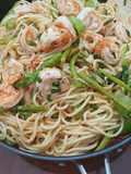 Mì ý tôm xào măng tây và mướp