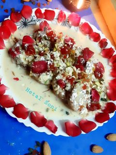 ગુલકંદ ડ્રાયફ્રુટ કેસર શાહી ટુકડાં(Gulkand Dry fruit Kesar Shahi Tukda Recipe In Gujarati) રેસીપી મુખ્ય ફોટો