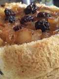 "Tarta" de cebolla caramelizada con uvas pasas y queso de papa...🤔🌰🍞🥔🧀🍯