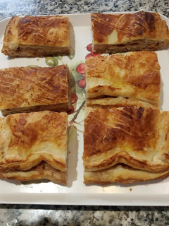 Una foto de Hojaldre tipo empanada de pollo con queso y mermelada