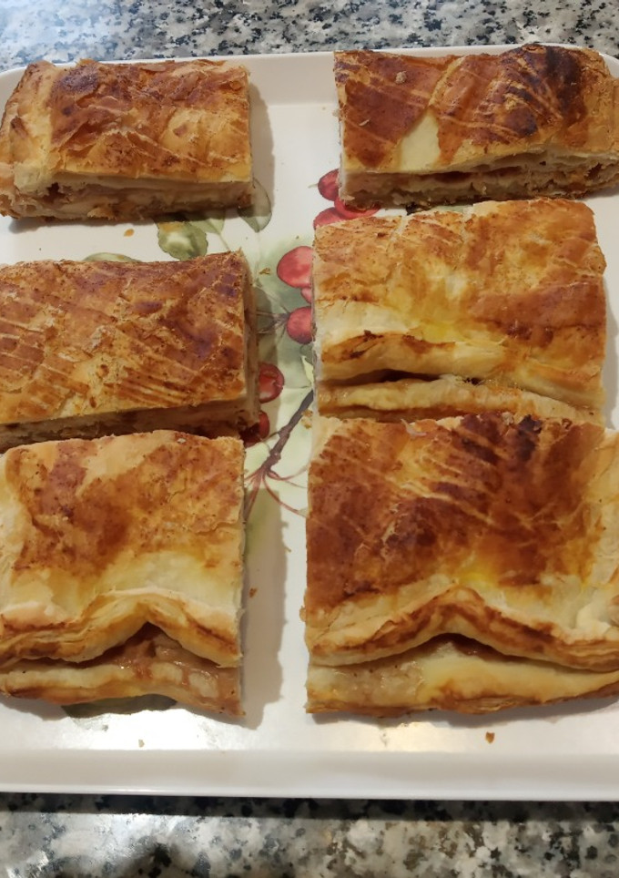 Una foto de Hojaldre tipo empanada de pollo con queso y mermelada