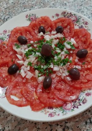 Une photo de Carpaccio de tomate 🍅