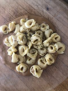 Una foto de Tortellinis en salsa de champiñón