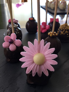 Una foto de Cake pops de varios chocolates