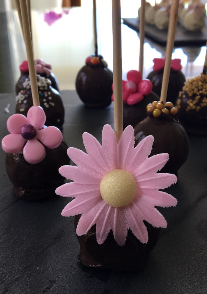 Una foto de Cake pops de varios chocolates