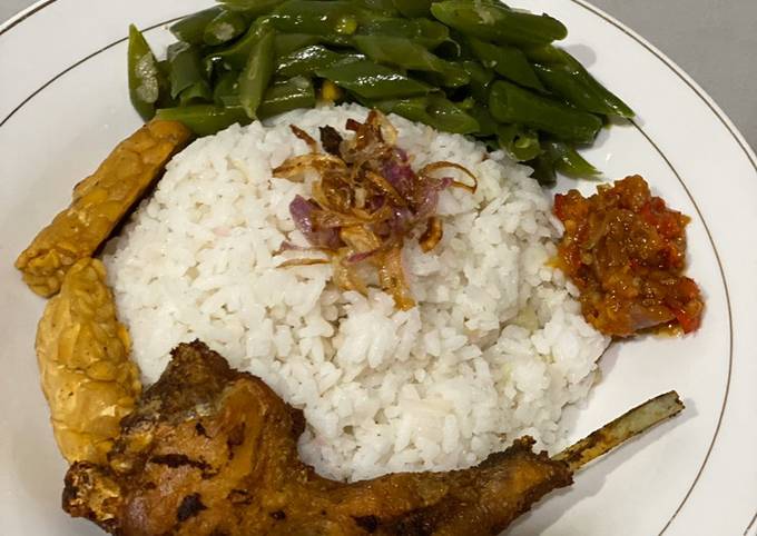 Nasi Uduk Rice cooker Ayam Goreng Kuning tumis buncis dan tempe goreng polos dalam 1 Jam