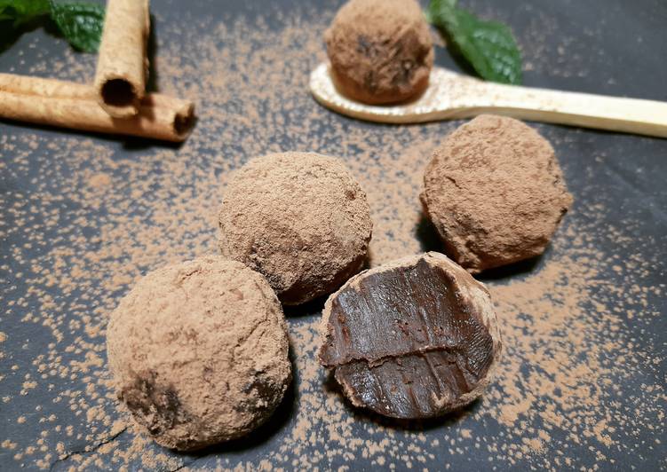 La façon simple de faire des recettes Les truffes au chocolat à la maison