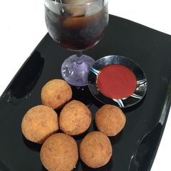 A picture of Potato cheese balls.