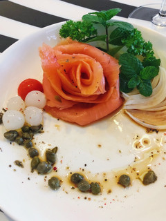 煙燻鮭魚玫瑰佐醃製洋蔥 的食譜成品照片
