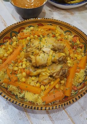 O poză a rețetei Dwida bil djej/ tăiței cu pui.