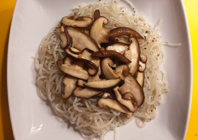 Fideos shirataki con setas shiitake