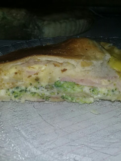 Una foto de Tarta de brócoli jamón y queso😍🧀