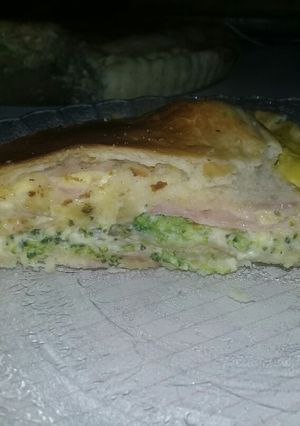 Una foto de Tarta de brócoli jamón y queso😍🧀