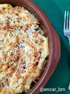 Una foto de Macarrones gratinados con bacon y salsa de cebolla y queso