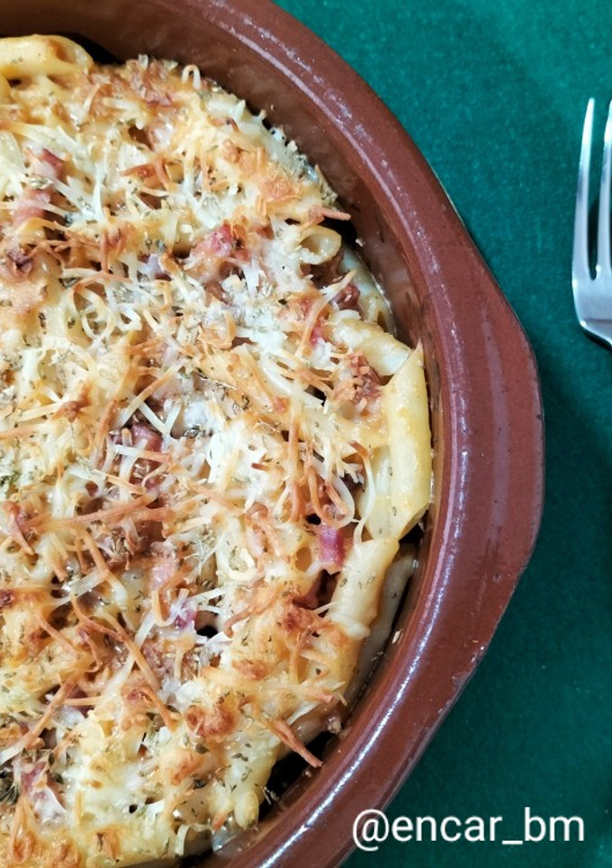 Una foto de Macarrones gratinados con bacon y salsa de cebolla y queso