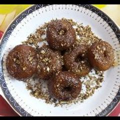 A picture of Jaggery peanut donuts.