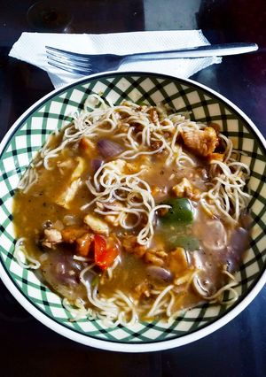 নুডলস ইন চিকেন গ্রেভি(noodles in chicken gravy recipe in Bengali) রেসিপির প্রধান ছবি