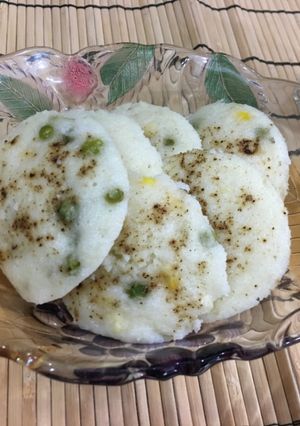 A picture of Sweet corn rava idlis.