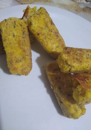 Una foto de Bastones de polenta y muzzarella