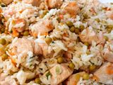 Orez cu piept de pui, bacon și legume