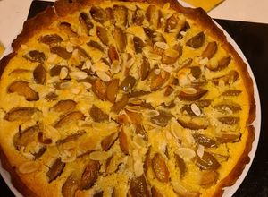 Une photo de Tarte aux prunes et crème d'amande facile