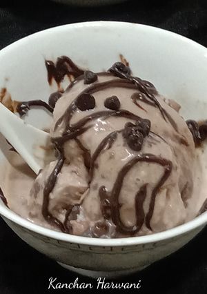 चॉकलेट चोको चिप्स आईसक्रीम(Chocolate Choco chips ice-cream recipe in Hindi) रेसिपी मुख्य फोटो