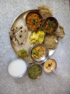 ગુજરાતી ટ્રેડિશનલ થાળી રેસીપી મુખ્ય ફોટો