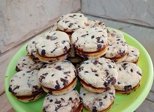 Una foto de Alfajores chips🍫😋