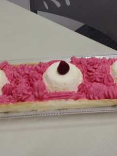 Una foto de Hojaldre con ganache de frambuesas y mousse de yogur