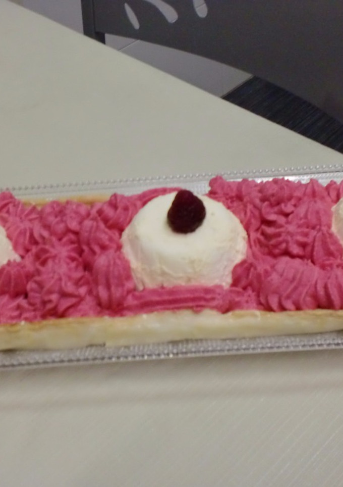 Una foto de Hojaldre con ganache de frambuesas y mousse de yogur