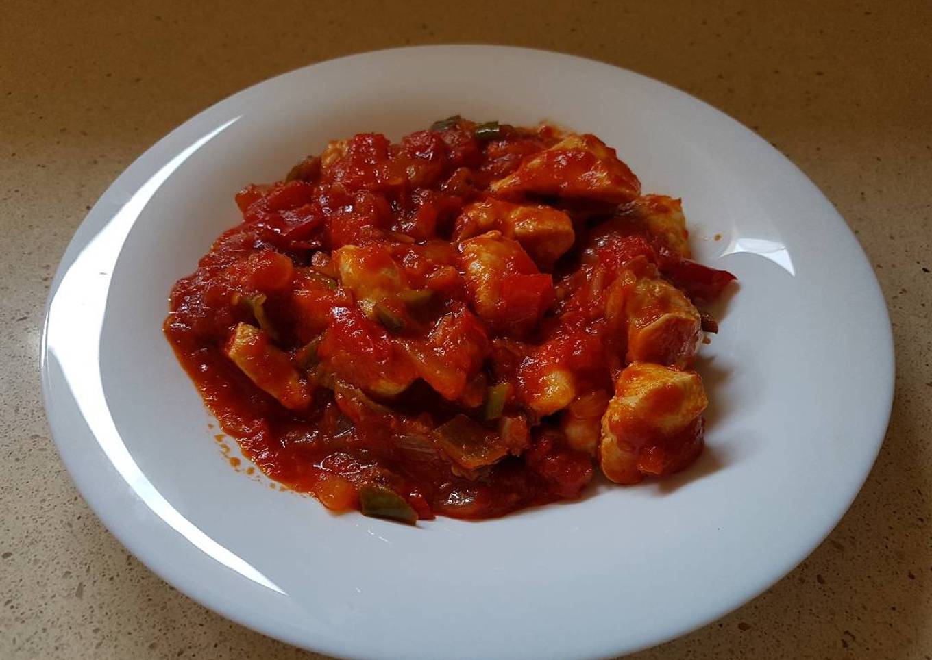 Pollo en salsa de tomate