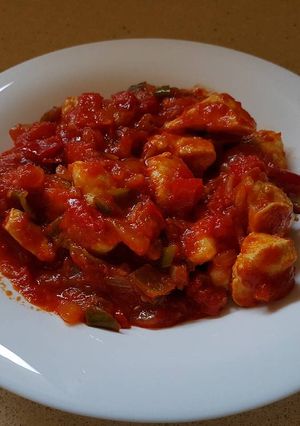 Una foto de Pollo en salsa de tomate