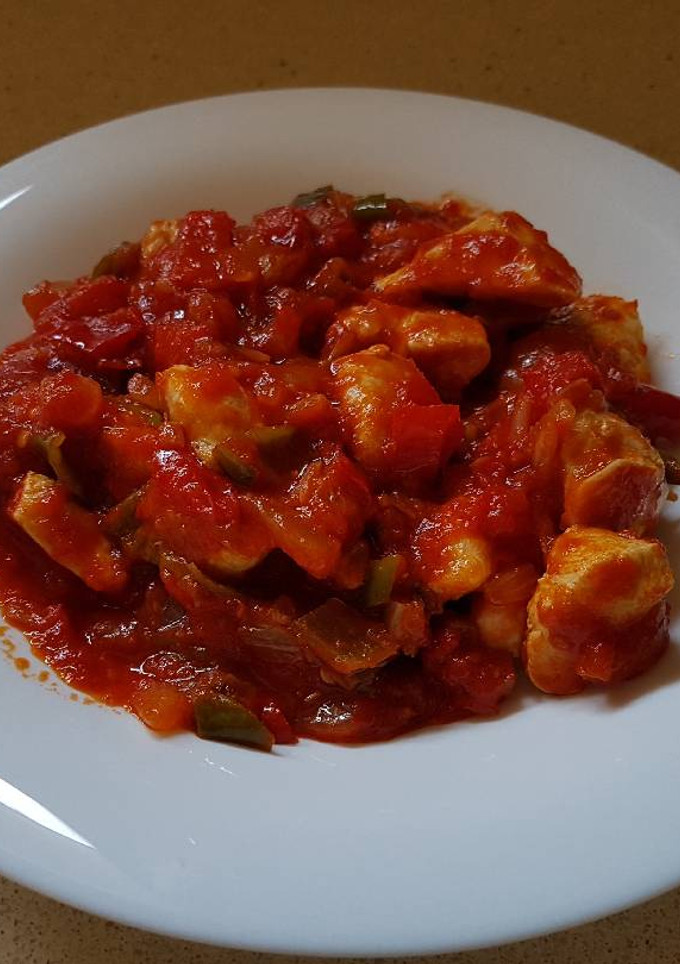 Una foto de Pollo en salsa de tomate