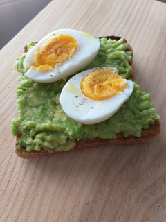 Una foto de Tosta de aguacate y huevo