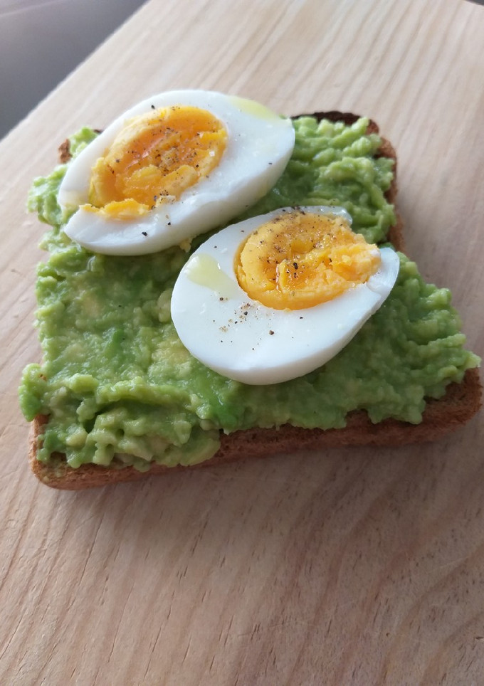 Una foto de Tosta de aguacate y huevo