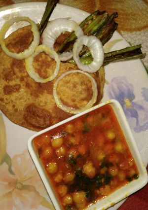 A picture of Puri chhole.