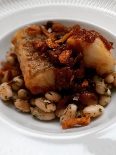 Una foto de Merluza en salsa de cebolla y moixernons con fessolets