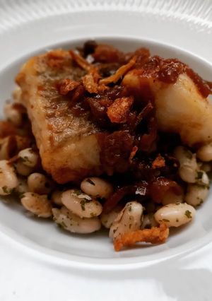 Una foto de Merluza en salsa de cebolla y moixernons con fessolets
