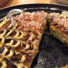 A picture of Japanese pork and cabbage okonomiyaki (Butatama 豚玉お好み焼き).