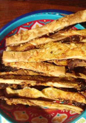Una foto de Grisines fáciles con tapa de Pascualina