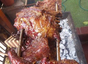 Una foto de Costillar de jabalí al espiedo