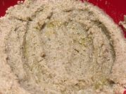 Una foto de humus arveja