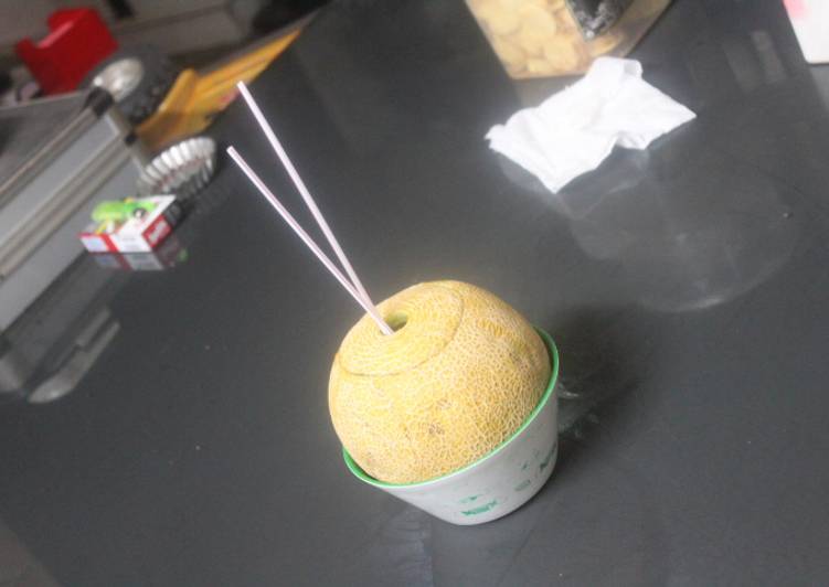 Melón con Nescafé y aguardiente de hierbas