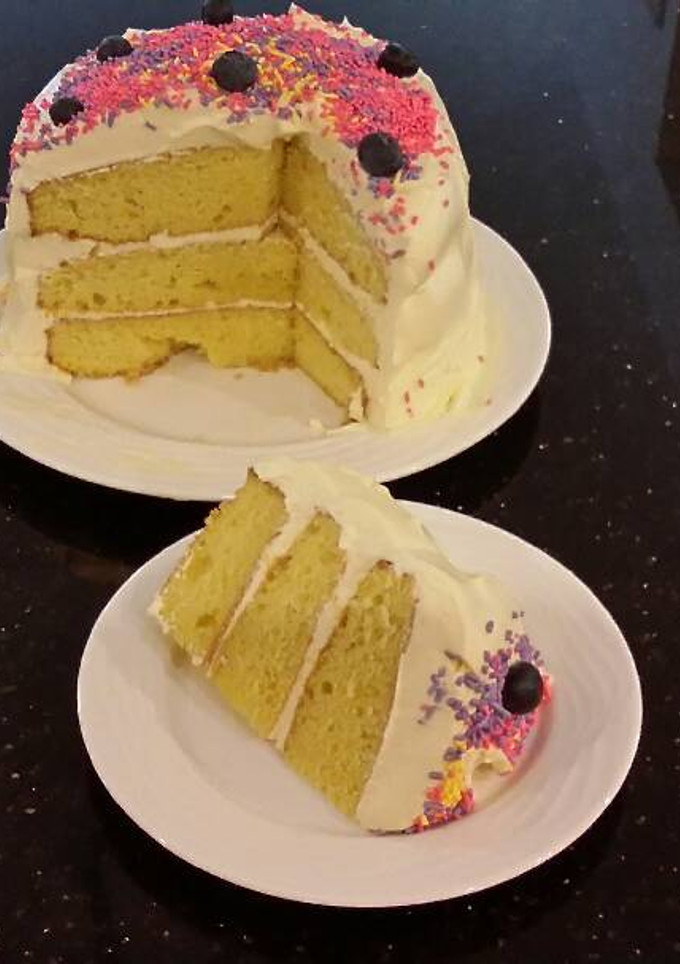 A picture of Fresh Lemon Layer Cake.