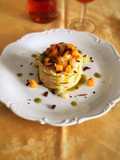 Spaghetti al pesto e dadini di melone agli agrumi con olio al basilico e peperone crusco