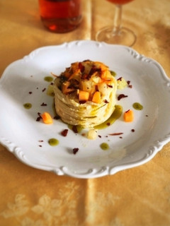 Foto di Spaghetti al pesto e dadini di melone agli agrumi con olio al basilico e peperone crusco