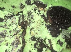 Una foto de Helado de menta con oreo 