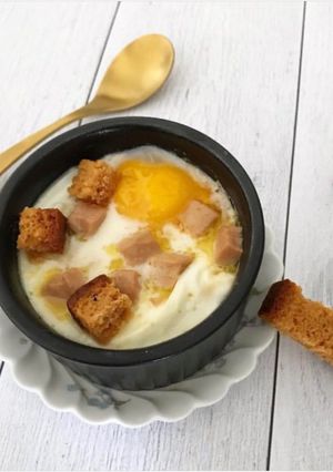 Une photo de Œuf cocotte au fois gras et pain d’épices