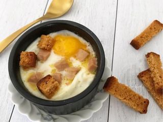 Œuf cocotte au fois gras et pain d’épices
