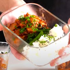 A picture of Honey Sriracha Chicken.